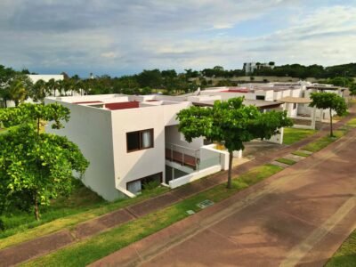 Casa frente de club de playa