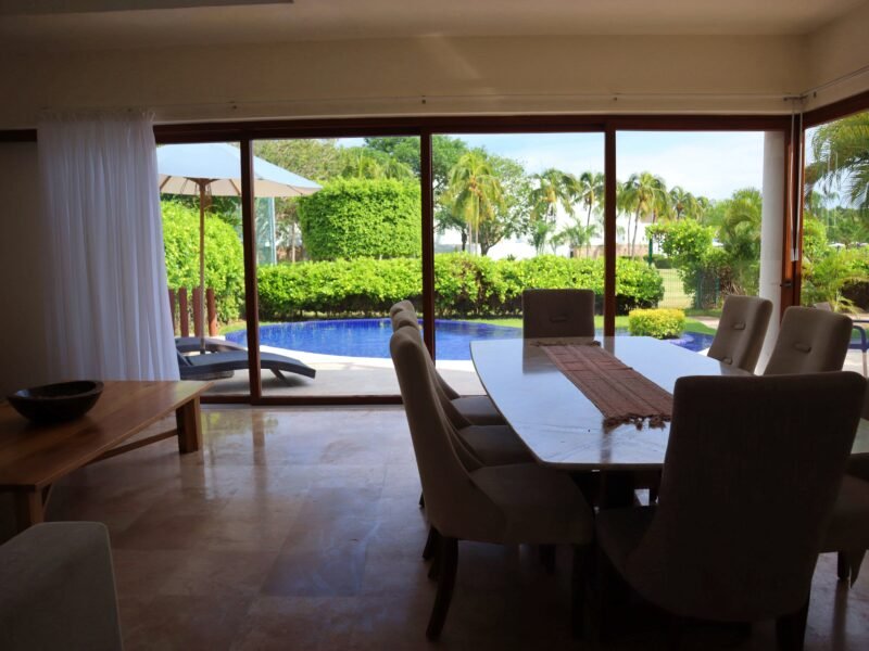 Casa frente de club de playa