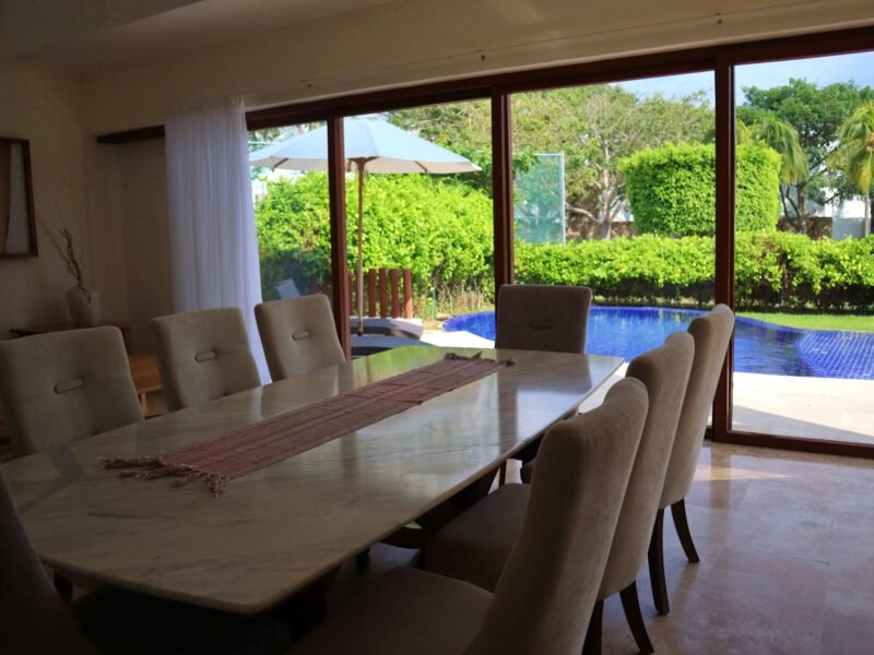 Casa frente de club de playa