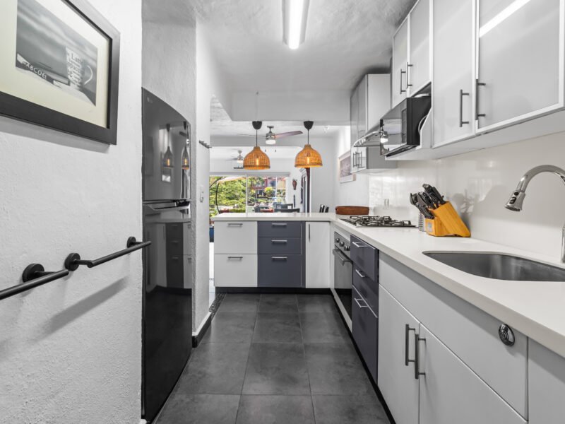 Villa de Alto Nivel en Puerto Iguana | Entorno Privado y Náutico