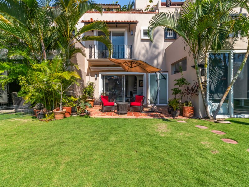 Villa de Alto Nivel en Puerto Iguana | Entorno Privado y Náutico