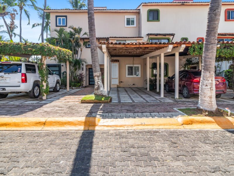 Villa de Alto Nivel en Puerto Iguana | Entorno Privado y Náutico