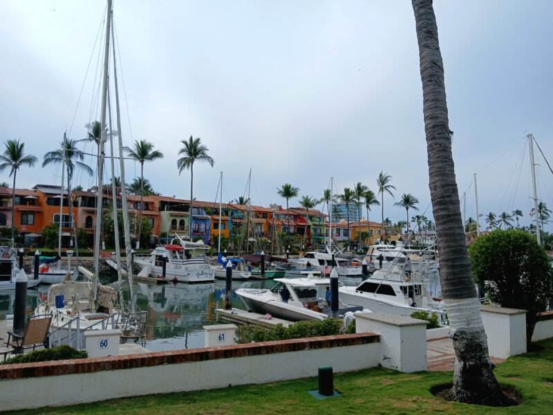 Villa de Alto Nivel en Puerto Iguana | Entorno Privado y Náutico